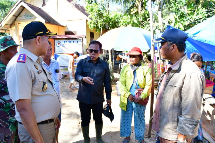 Bupati Tapteng Turun Langsung Meninjau Normalisasi Sungai dan Sawah Pascabanjir Bandang