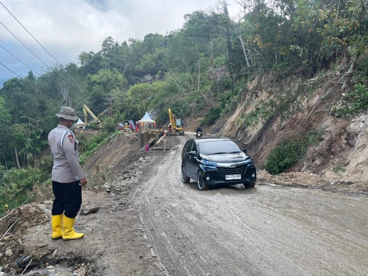 Brimob Sumut Sigap Amankan Arus Lalu Lintas dalam Misi Kemanusiaan Pasca Longsor di Sipirok Brimob Sumut Sigap Amankan Arus Lalu Lintas dalam Misi Kemanusiaan Pasca Longsor di Sipirok