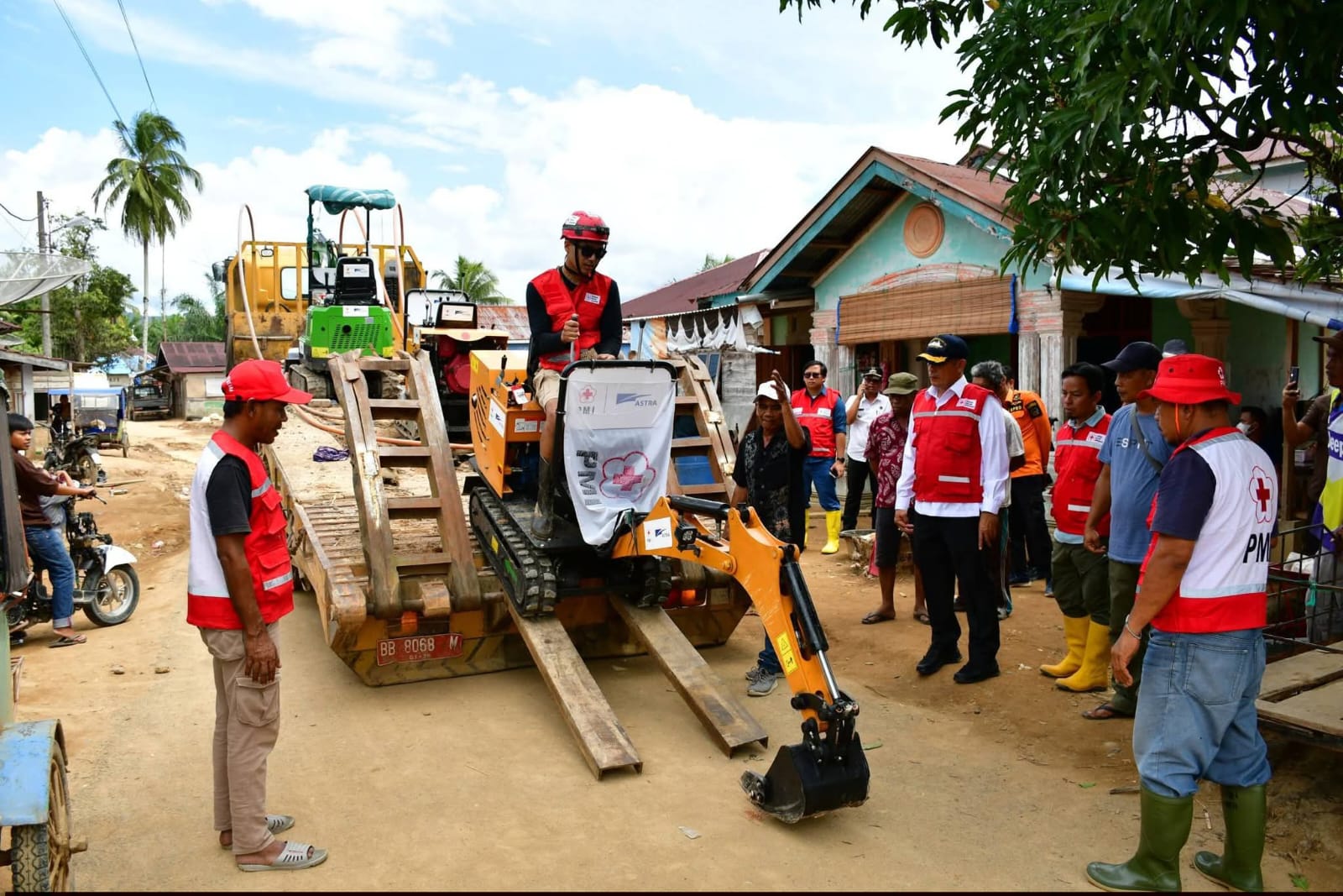 Wakil Bupati Tapteng : PMI Kerahkan 3 Unit Exacavator Mini Bersihkan Pemukiman Warga