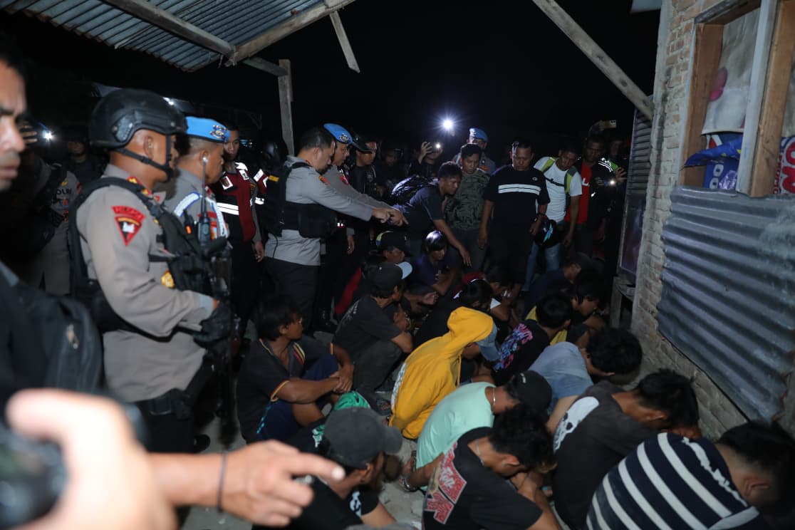 Grebek Sarang Narkoba di Kawasan Jermal, Polrestabes Medan Amankan Puluhan Orang dan Barak Narkoba Dibakar