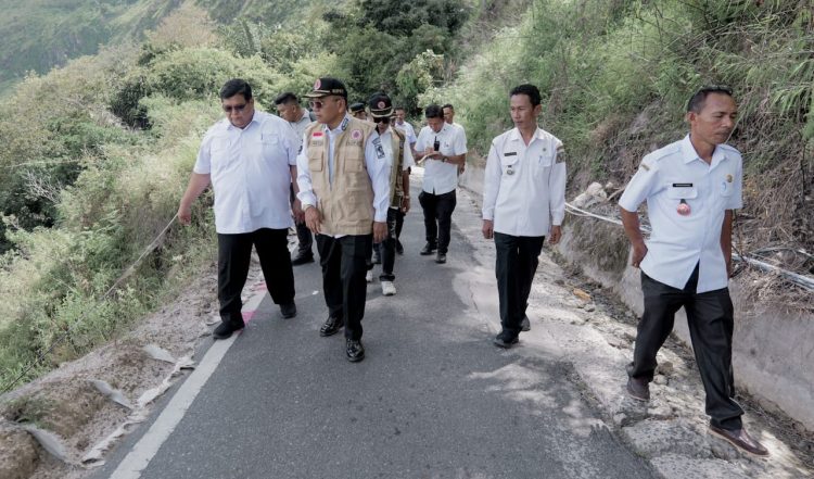 Bupati Simalungun Tinjau Jalan Longsor di Haranggaol, Gerak Cepat untuk Jalan Vital Bupati Simalungun Tinjau Jalan Longsor di Haranggaol, Gerak Cepat untuk Jalan Vital