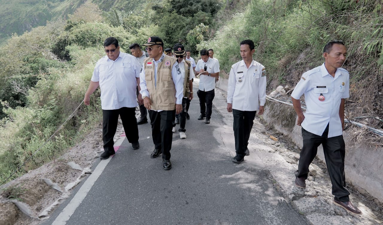 Bupati Simalungun Tinjau Jalan Longsor di Haranggaol, Gerak Cepat untuk Jalan Vital Bupati Simalungun Tinjau Jalan Longsor di Haranggaol, Gerak Cepat untuk Jalan Vital