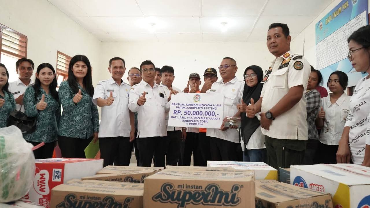 Pemkab Toba Serahkan Bantuan 50 Juta Bantuan Sosial Korban Bencana Alam Tapteng