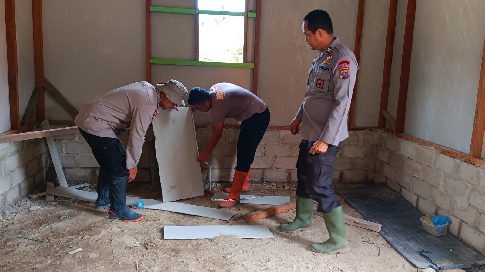 Brimob Polda Sumut dan Warga Bersatu Bangun Asa, Hunian Sementara Korban Banjir Tolang Julu Hampir Rampung Brimob Polda Sumut dan Warga Bersatu Bangun Asa, Hunian Sementara Korban Banjir Tolang Julu Hampir Rampung