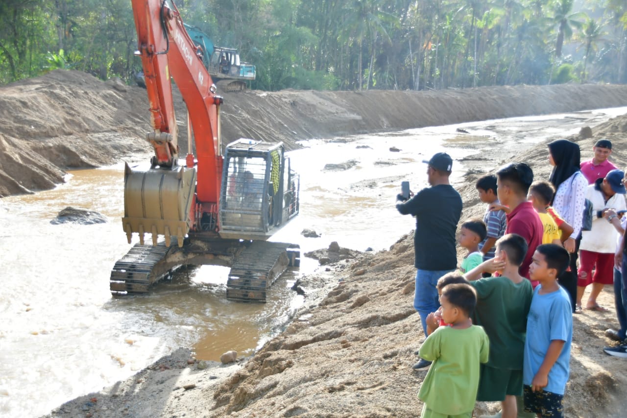 12 Alat Berat Dikerahkan Normalisasi Sungai Aek Harse di Kecamatan Tukka