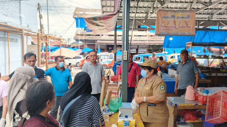 Dirut PDPHJ Pimpin Gotong Royong di Eks Gedung IV Pasar Horas, Pedagang Diminta Peduli Jaga Kebersihan Dirut PDPHJ Pimpin Gotong Royong di Eks Gedung IV Pasar Horas, Pedagang Diminta Peduli Jaga Kebersihan