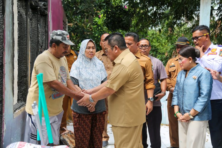Wali Kota Pematangsiantar Wesly Silalahi Menyerahkan Bantuan Kepada Korban Kebakaran Rumah di Jalan Kasuari 
