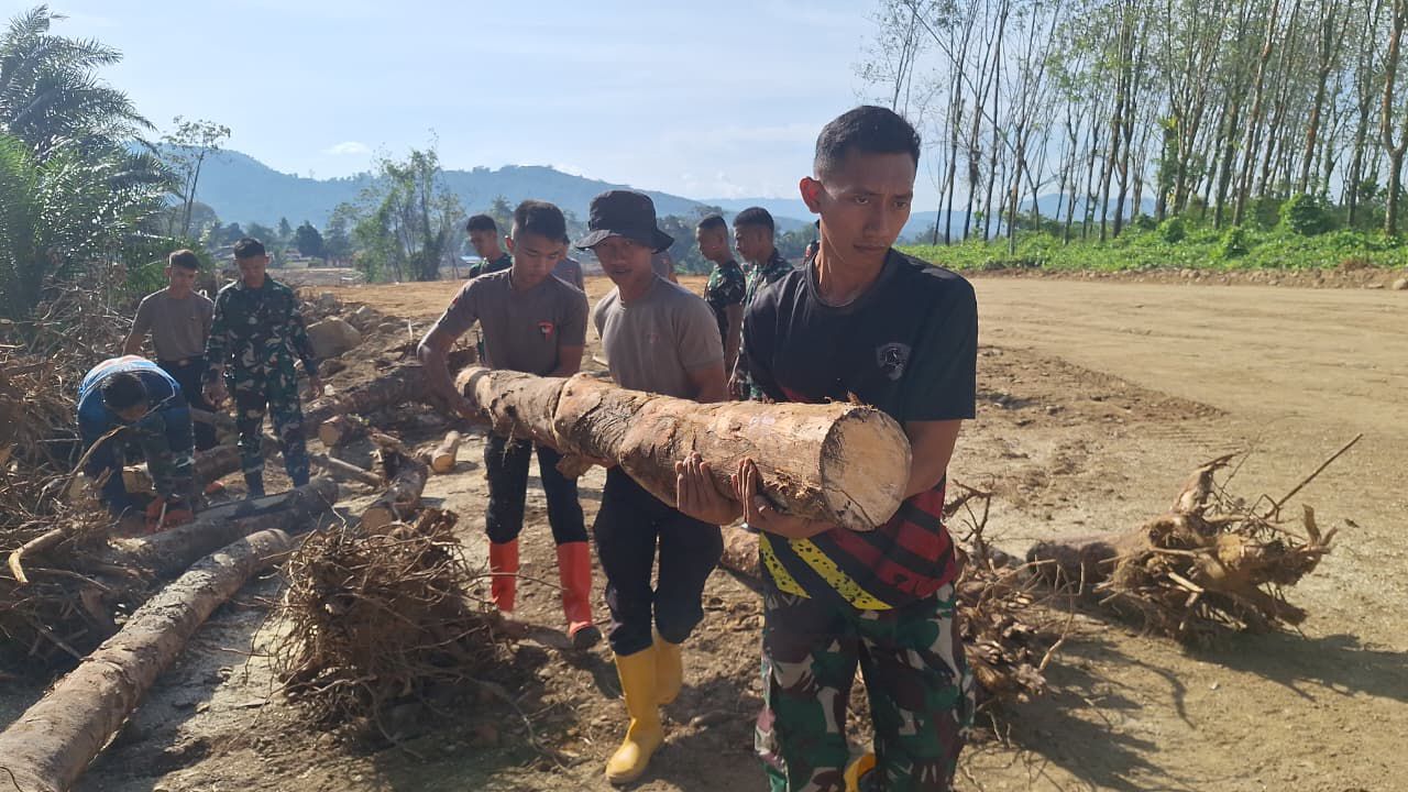 Dari HUNTARA Hingga HUNTAP, Personel Satuan Brimob Polda Sumut Hadir Pulihkan Kehidupan Warga Tapanuli Selatan Dari HUNTARA Hingga HUNTAP, Personel Satuan Brimob Polda Sumut Hadir Pulihkan Kehidupan Warga Tapanuli Selatan