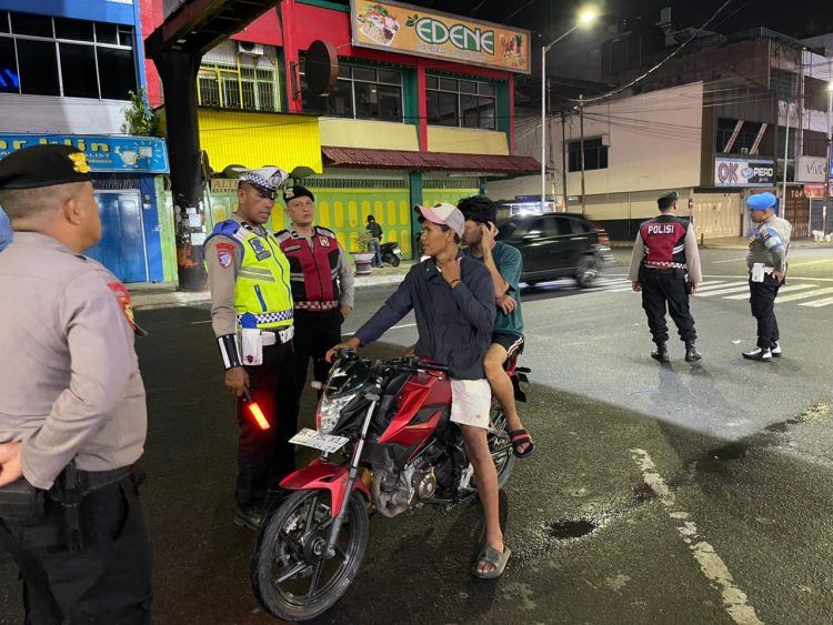 Polres Pematangsiantar Laksanakan KRYD Antisipasi Balap Liar dan Knalpot Brong Polres Pematangsiantar Laksanakan KRYD Antisipasi Balap Liar dan Knalpot Brong