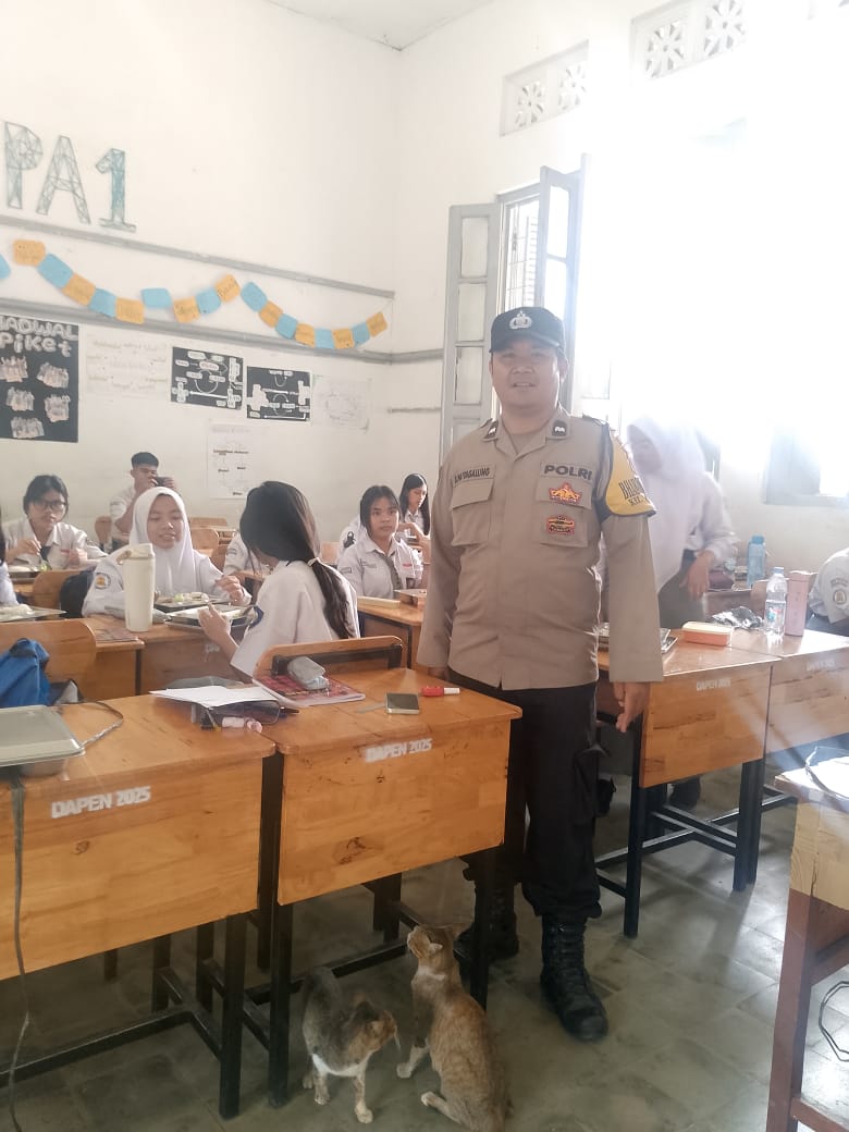 Bhabinkamtibmas Polsek Siantar Timur Monitoring Distribusi MBG di SMA Negeri 4 Bhabinkamtibmas Polsek Siantar Timur Monitoring Distribusi MBG di SMA Negeri 4