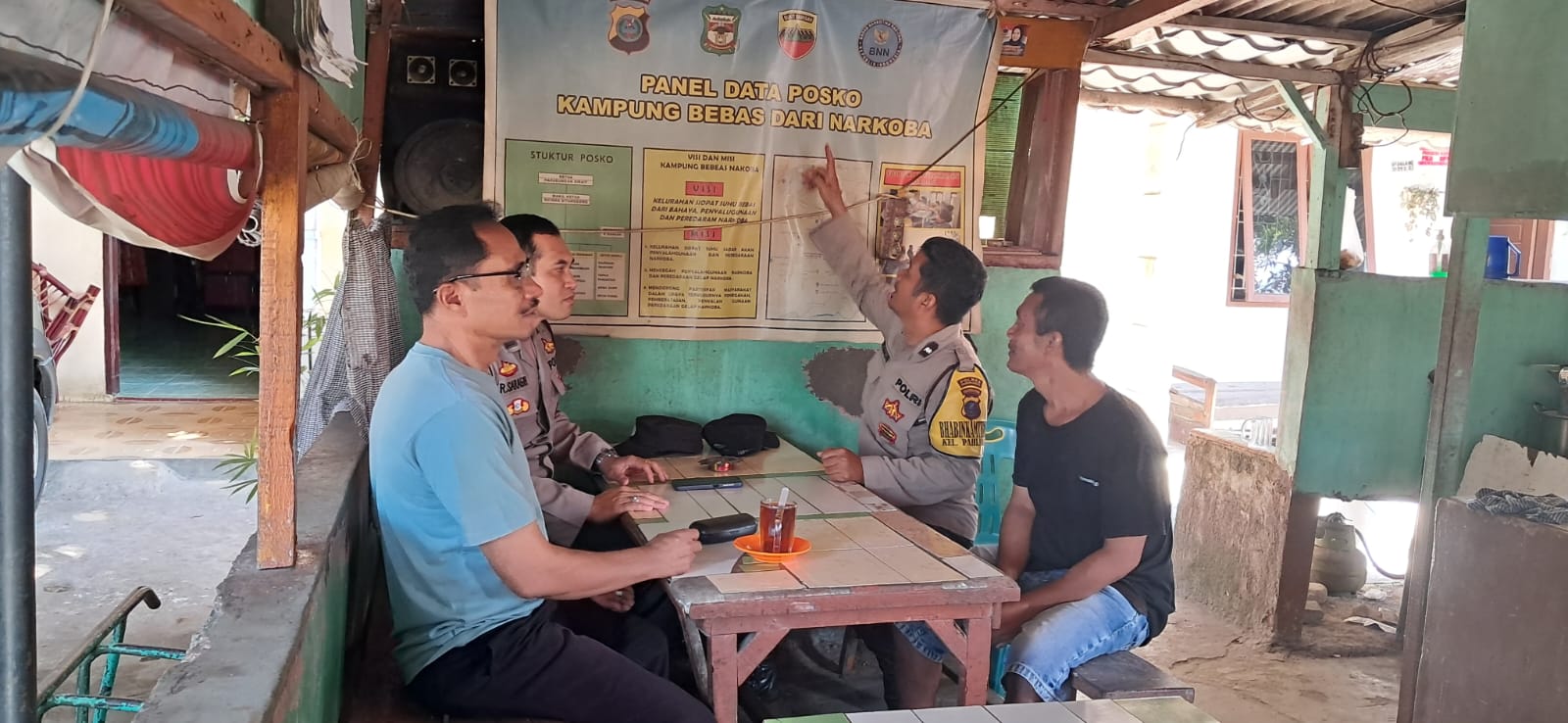 Bhabinkamtibmas Polsek Siantar Timur Patroli di Posko Bersinar Jalan Siantar Timur Bhabinkamtibmas Polsek Siantar Timur Patroli di Posko Bersinar Jalan Siantar Timur