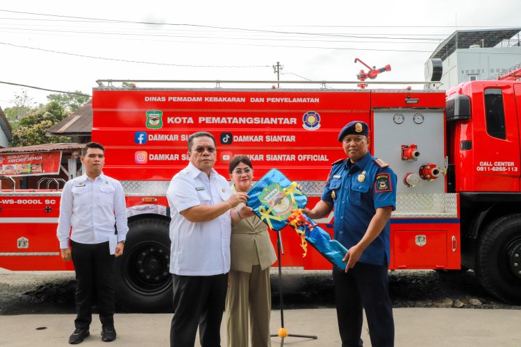 Wali Kota Pematangsiantar Wesly Silalahi Serah Terima Mobil Baru Kepada Disdamkarmat Wali Kota Pematangsiantar Wesly Silalahi Serah Terima Mobil Baru Kepada Disdamkarmat