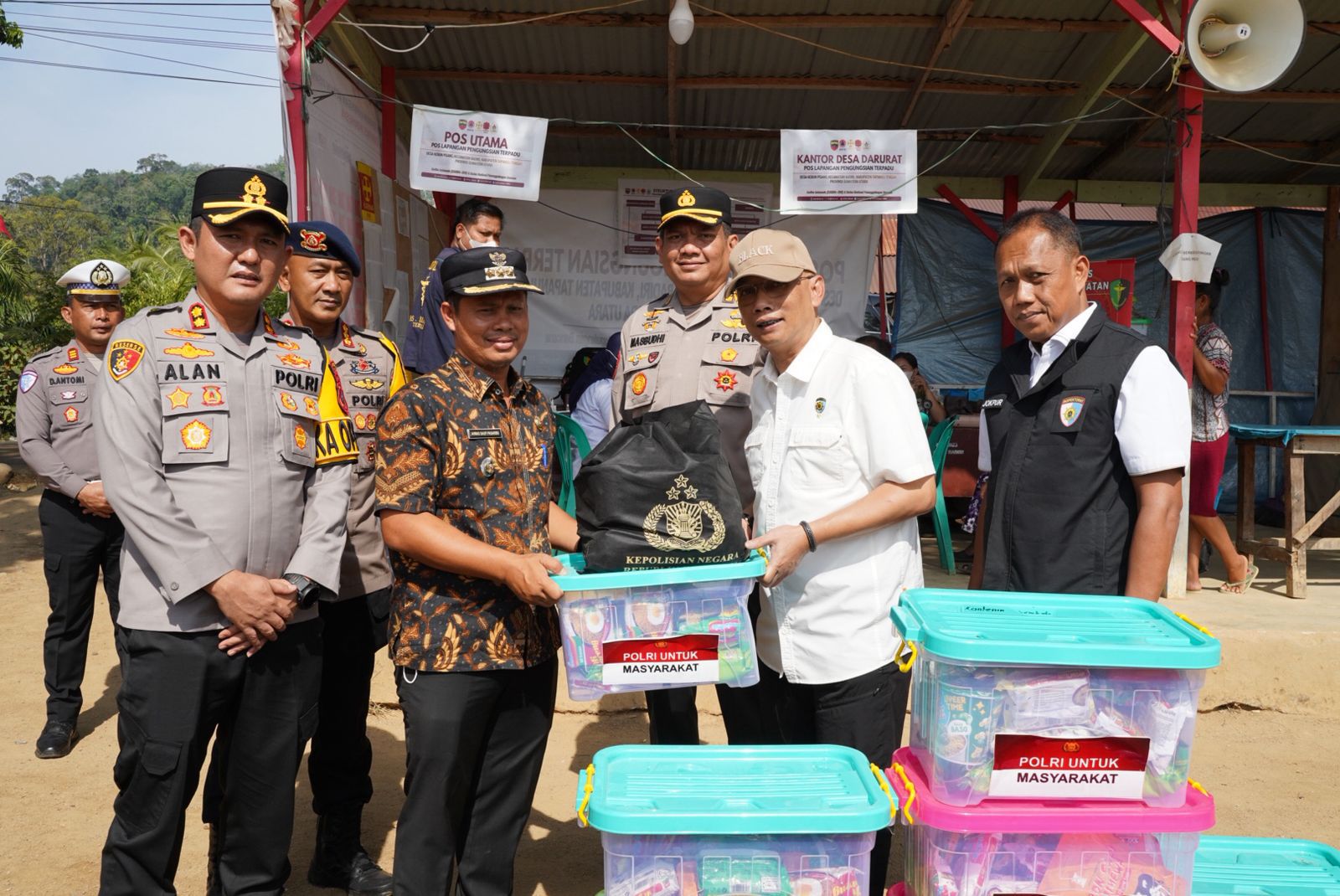 Sentuhan Humanis Polri: Brigjen Pol Susanto Hibur Anak-Anak Korban Bencana di Tapteng