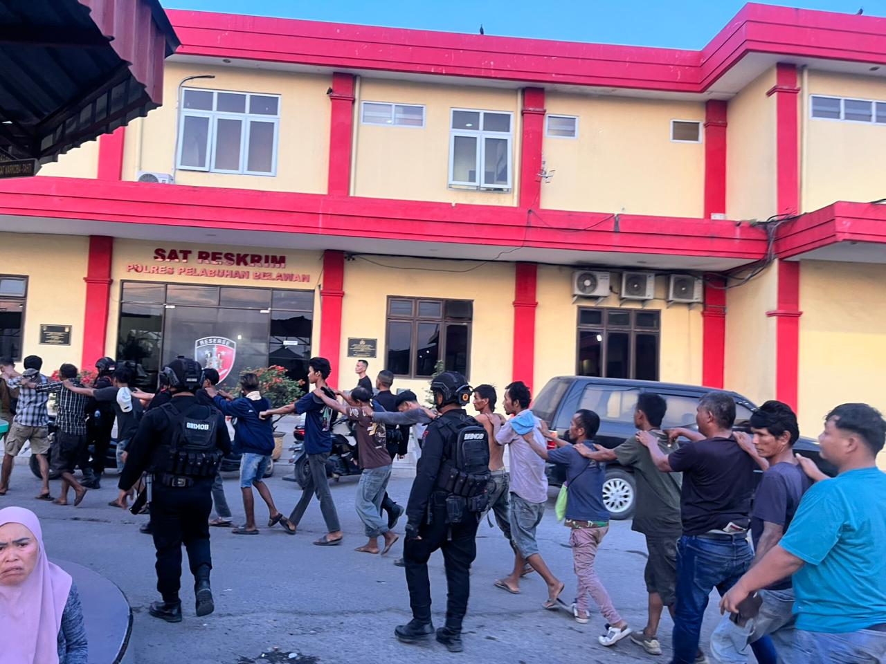 Satuan Brimob Polda Sumut dan Polres Belawan Amankan 17 Pelaku Pungli dan Narkoba