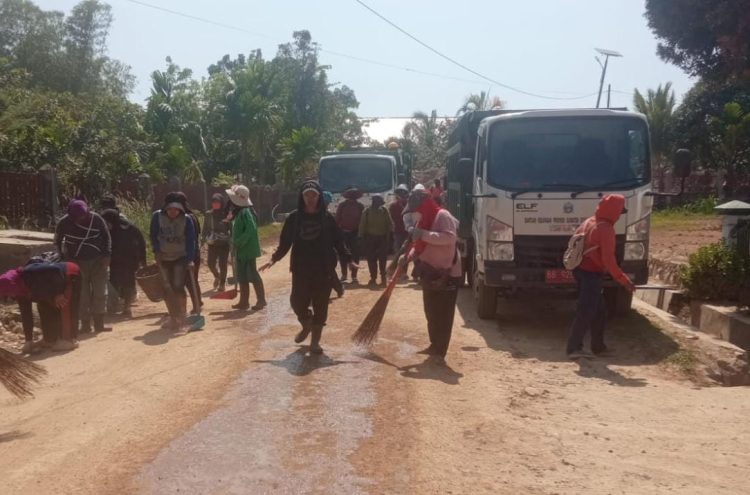 Dinas Lingkungan Hidup Kolaborasi dengan Damkar Tapteng, BPBD Dan Dinas PUPR Tapteng Lakukan Penyiraman Jalan Berdebu Dinas Lingkungan Hidup Kolaborasi dengan Damkar Tapteng, BPBD Dan Dinas PUPR Tapteng Lakukan Penyiraman Jalan Berdebu