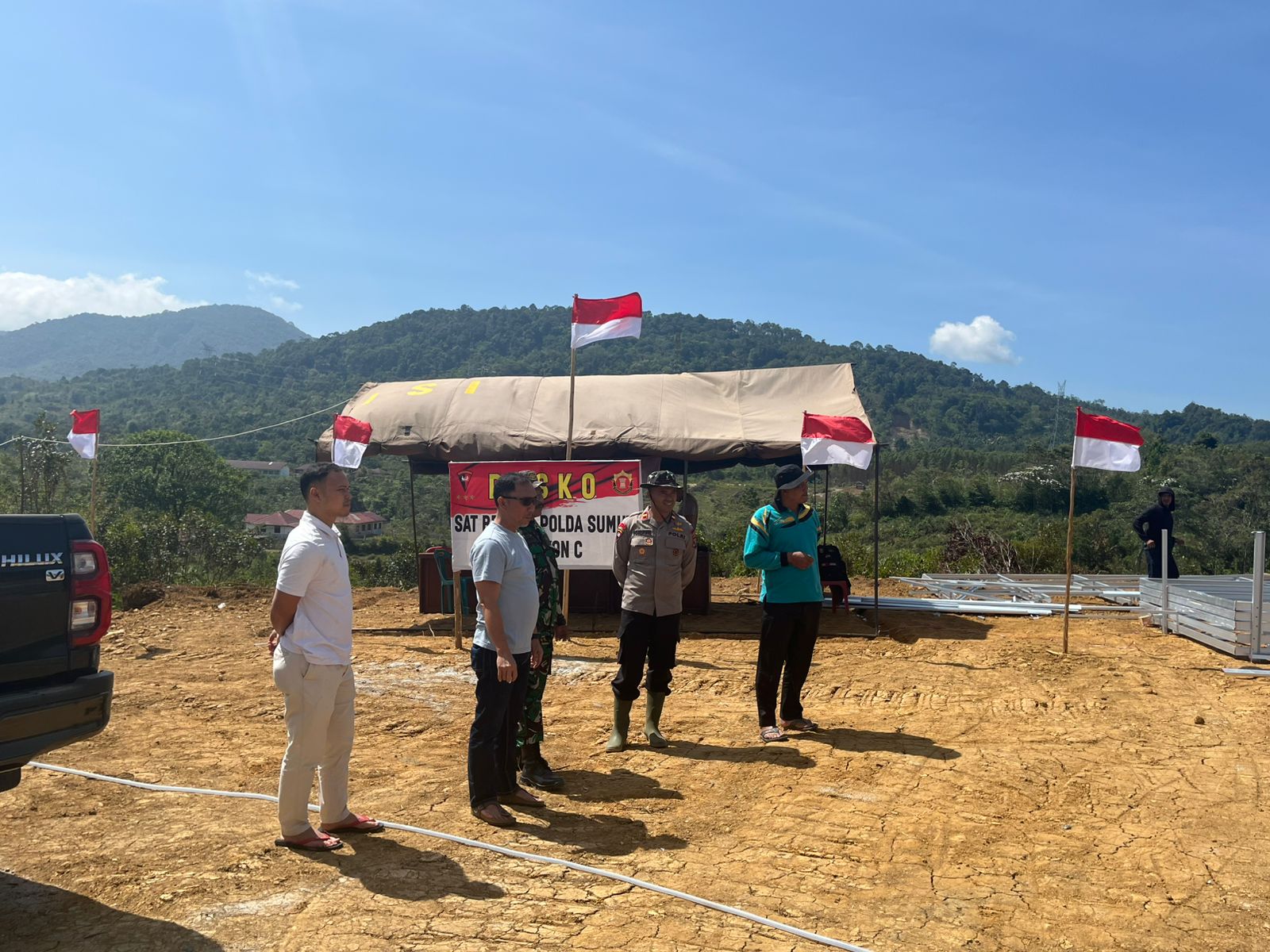 Sinergi Brimob, TNI, dan Pemda Percepat Pembangunan Huntara di Aek Latong Sinergi Brimob, TNI, dan Pemda Percepat Pembangunan Huntara di Aek Latong