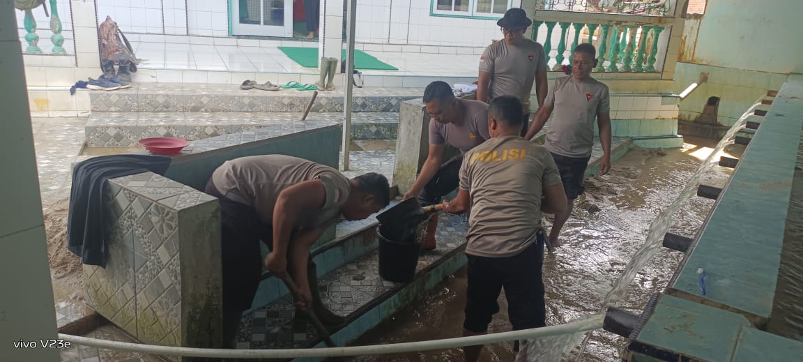 Pulihkan Kenyamanan Ibadah, Brimob Sumut Bersihkan Tempat Wudhu Masjid Al Jihad Pascabencana di Tapanuli Selatan Pulihkan Kenyamanan Ibadah, Brimob Sumut Bersihkan Tempat Wudhu Masjid Al Jihad Pascabencana di Tapanuli Selatan