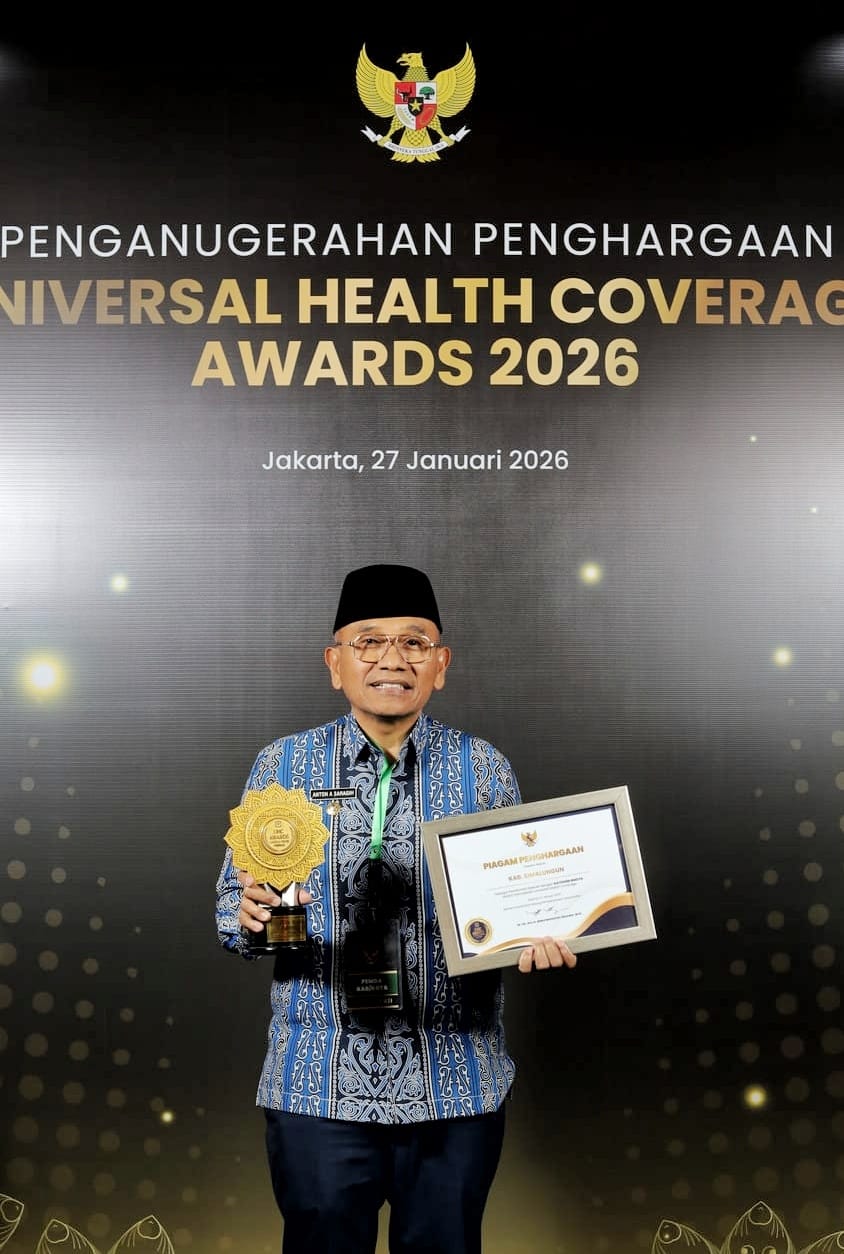 Bupati Simalungun Anton Achmad Saragih Terima Penghargaan UHC Kategori Madya, Capaian Kepesertaan Tembus 101,67% Bupati Simalungun Anton Achmad Saragih Terima Penghargaan UHC Kategori Madya, Capaian Kepesertaan Tembus 101,67%