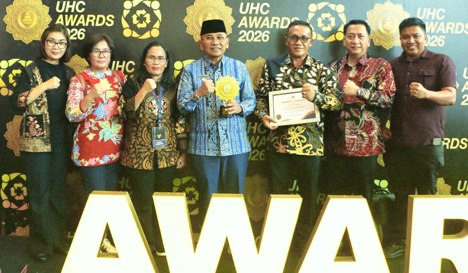 Bupati Simalungun Anton Achmad Saragih Terima Penghargaan UHC Kategori Madya, Capaian Kepesertaan Tembus 101,67% Bupati Simalungun Anton Achmad Saragih Terima Penghargaan UHC Kategori Madya, Capaian Kepesertaan Tembus 101,67%