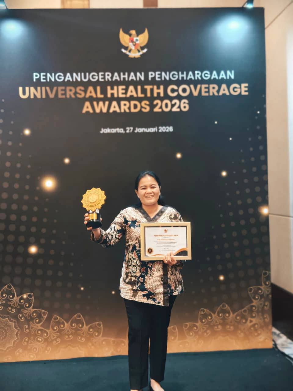 Tapteng Raih 100 Persen UHC, Bupati Tapteng Terima UHC Award 2026