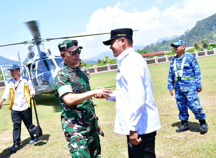 Wakil Bupati Tapteng Bersama Kepala Staf Umum TNI Kunjungi SDN Hutanabolon 2 dan Jembatan Aramco di Desa Sigiring-giring