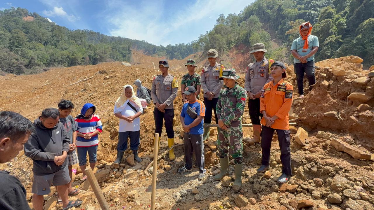 Brimob Sumut Hadir Sejak Pencarian hingga Pemulihan Warga di Tapanuli Tengah