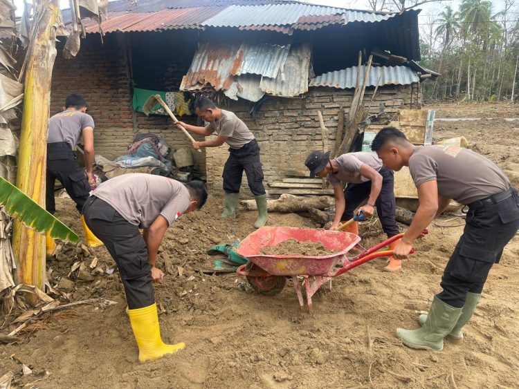 Langkah Pemulihan Berlanjut, Brimob Sumut Dampingi Warga Aek Ngadol Langkah Pemulihan Berlanjut, Brimob Sumut Dampingi Warga Aek Ngadol