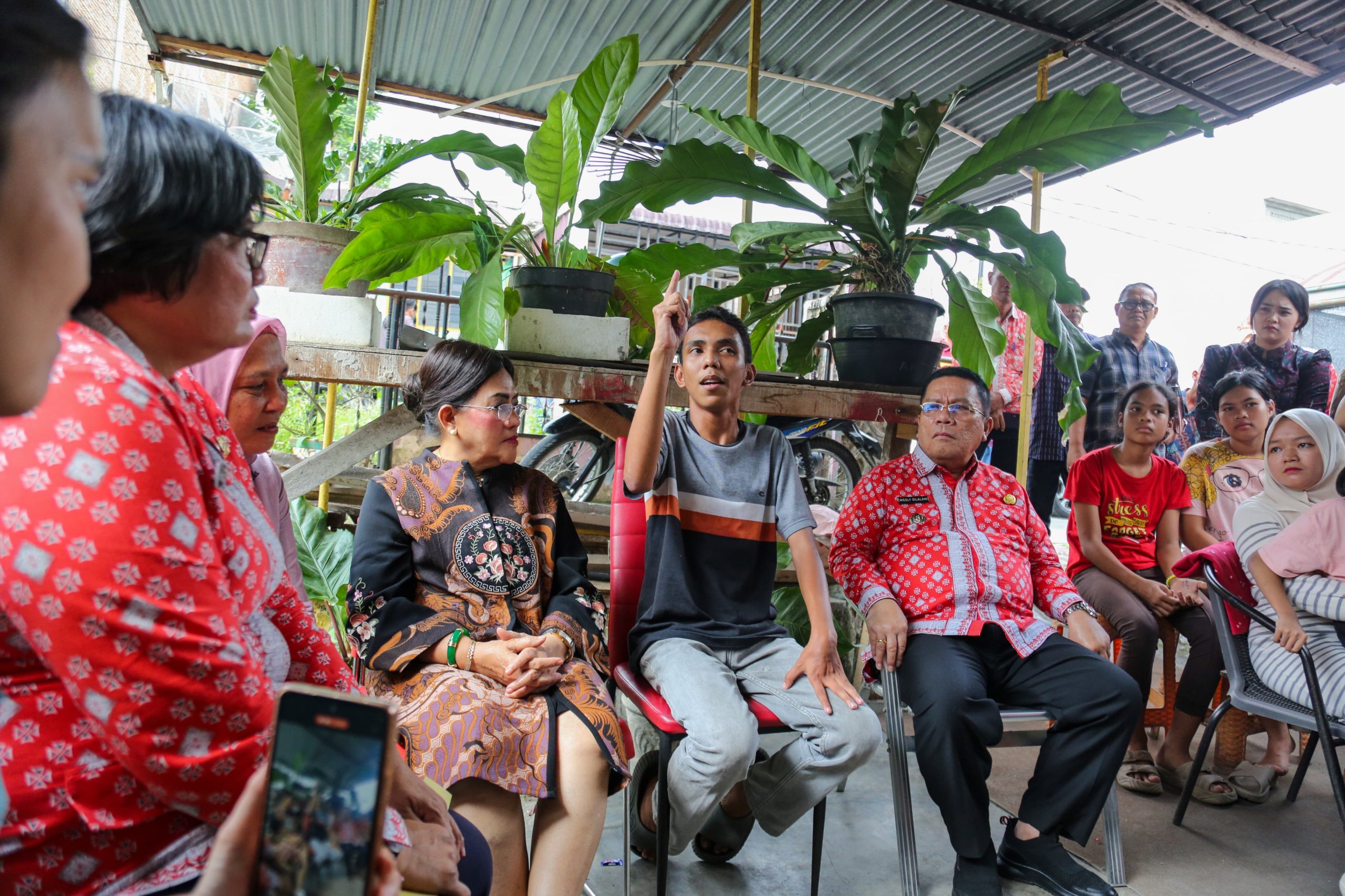 Wali Kota Pematangsiantar Didampingi Ketua TP PKK Ny Liswati Wesly Silalahi Mengunjungi Penyandang Disabilitas Korban Pengeroyokan Wali Kota Pematangsiantar Didampingi Ketua TP PKK Ny Liswati Wesly Silalahi Mengunjungi Penyandang Disabilitas Korban Pengeroyokan