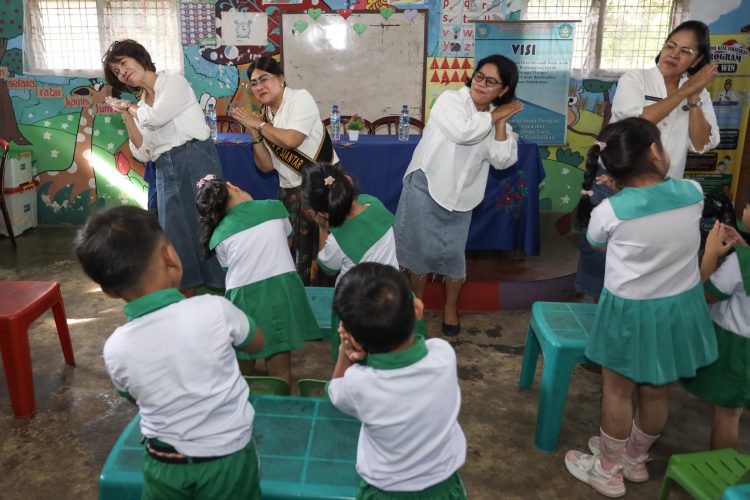 Ny Liswati Wesly Silalahi Mengunjungi Tiga Pendidikan Anak Usia Dini-Sanggar Anak Balita