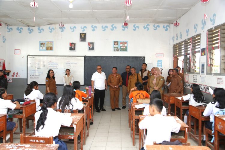 Wali Kota Meninjau Program Bimbel Tambahan bagi Siswa SMP Negeri 5 Pematangsiantar Wali Kota Meninjau Program Bimbel Tambahan bagi Siswa SMP Negeri 5 Pematangsiantar