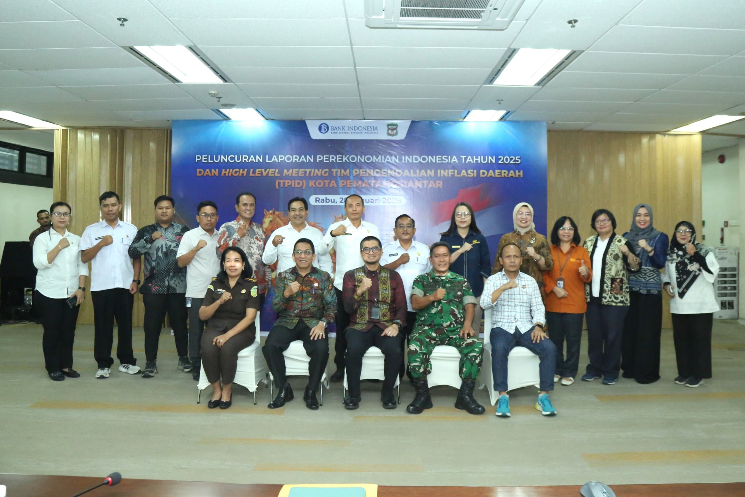 Wali Kota Pematangsiantar Menyaksikan Peluncuran Laporan Perekonomian Indonesia 2025 oleh BI Wali Kota Pematangsiantar Menyaksikan Peluncuran Laporan Perekonomian Indonesia 2025 oleh BI