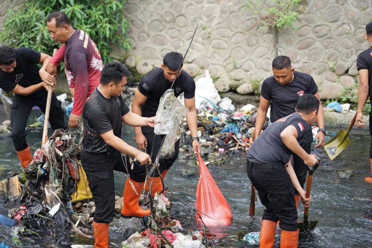 Brimob Sumut Turun ke Sungai, Aksi Nyata Peduli Lingkungan