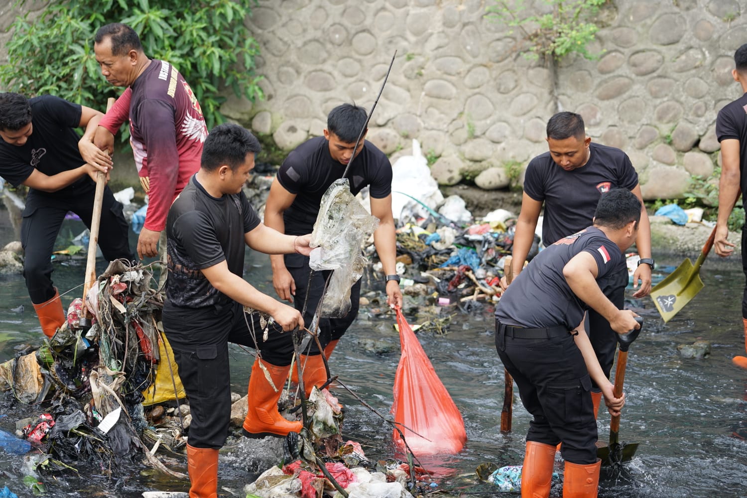 Brimob Sumut Turun ke Sungai, Aksi Nyata Peduli Lingkungan