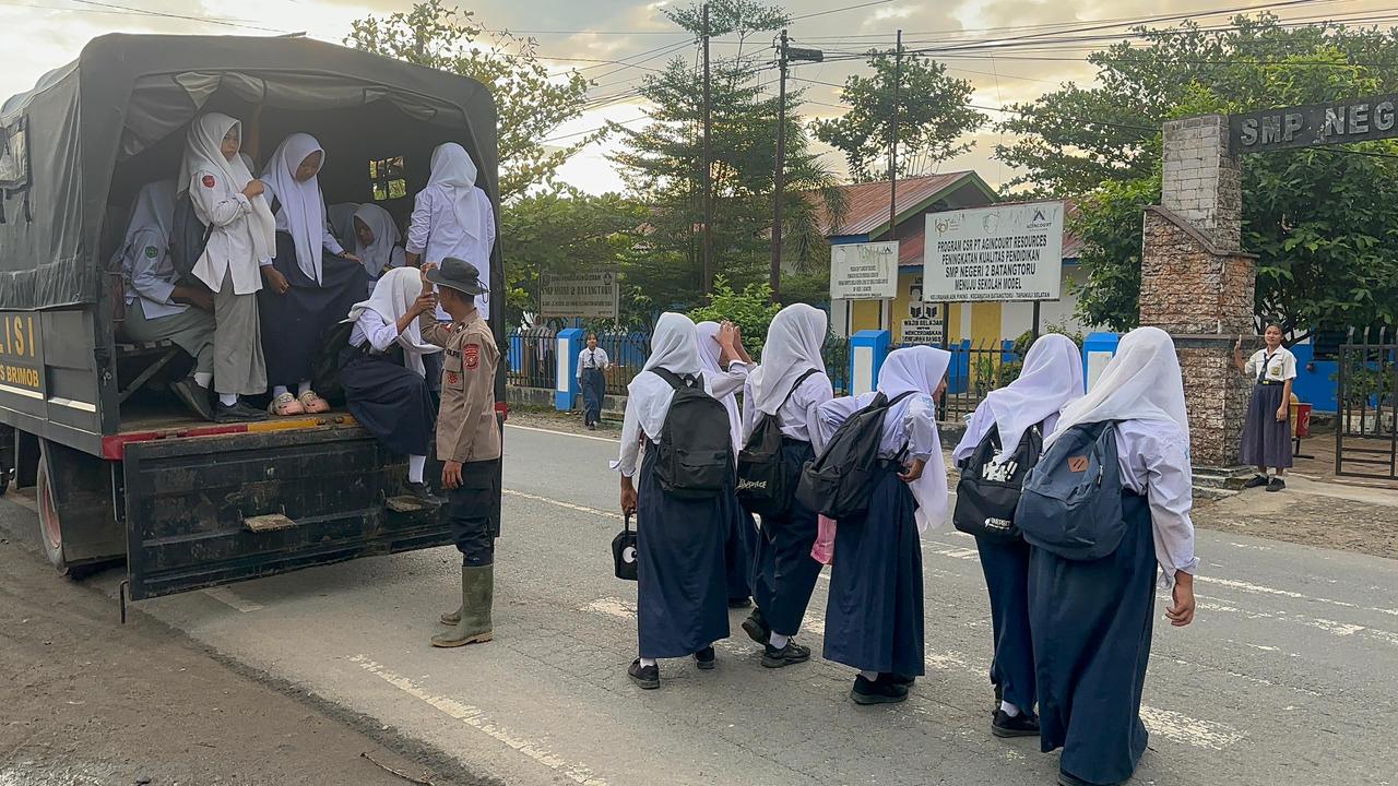 Brimob Sumut Antar Anak-Anak Desa Garoga Tetap Bersekolah di Tengah Dampak Bencana Brimob Sumut Antar Anak-Anak Desa Garoga Tetap Bersekolah di Tengah Dampak Bencana