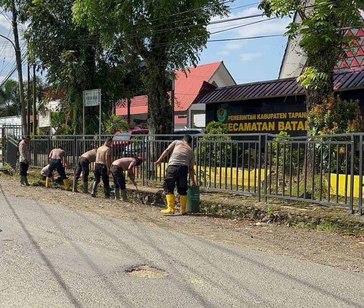 Brimob Sumut Kawal Huntara, Lingkungan Batang Toru Kembali Tertata Brimob Sumut Kawal Huntara, Lingkungan Batang Toru Kembali Tertata