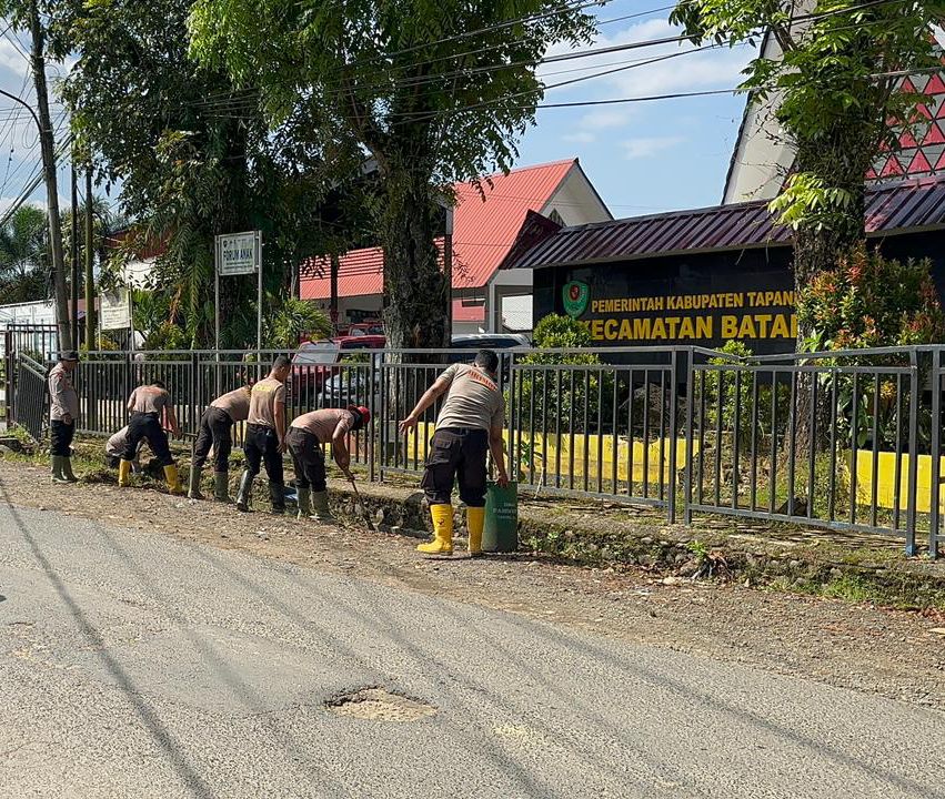 Brimob Sumut Kawal Huntara, Lingkungan Batang Toru Kembali Tertata Brimob Sumut Kawal Huntara, Lingkungan Batang Toru Kembali Tertata