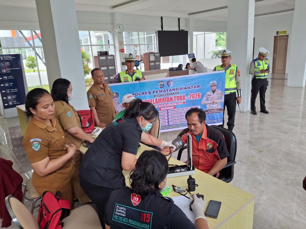 Ops Keselamatan Toba 2026, Polres Pematangsiantar Gelar Ramcek, Periksa Kesehatan dan Tempel Stiker stiker di Terminal Tanjung Pinggir Ops Keselamatan Toba 2026, Polres Pematangsiantar Gelar Ramcek, Periksa Kesehatan dan Tempel Stiker stiker di Terminal Tanjung Pinggir