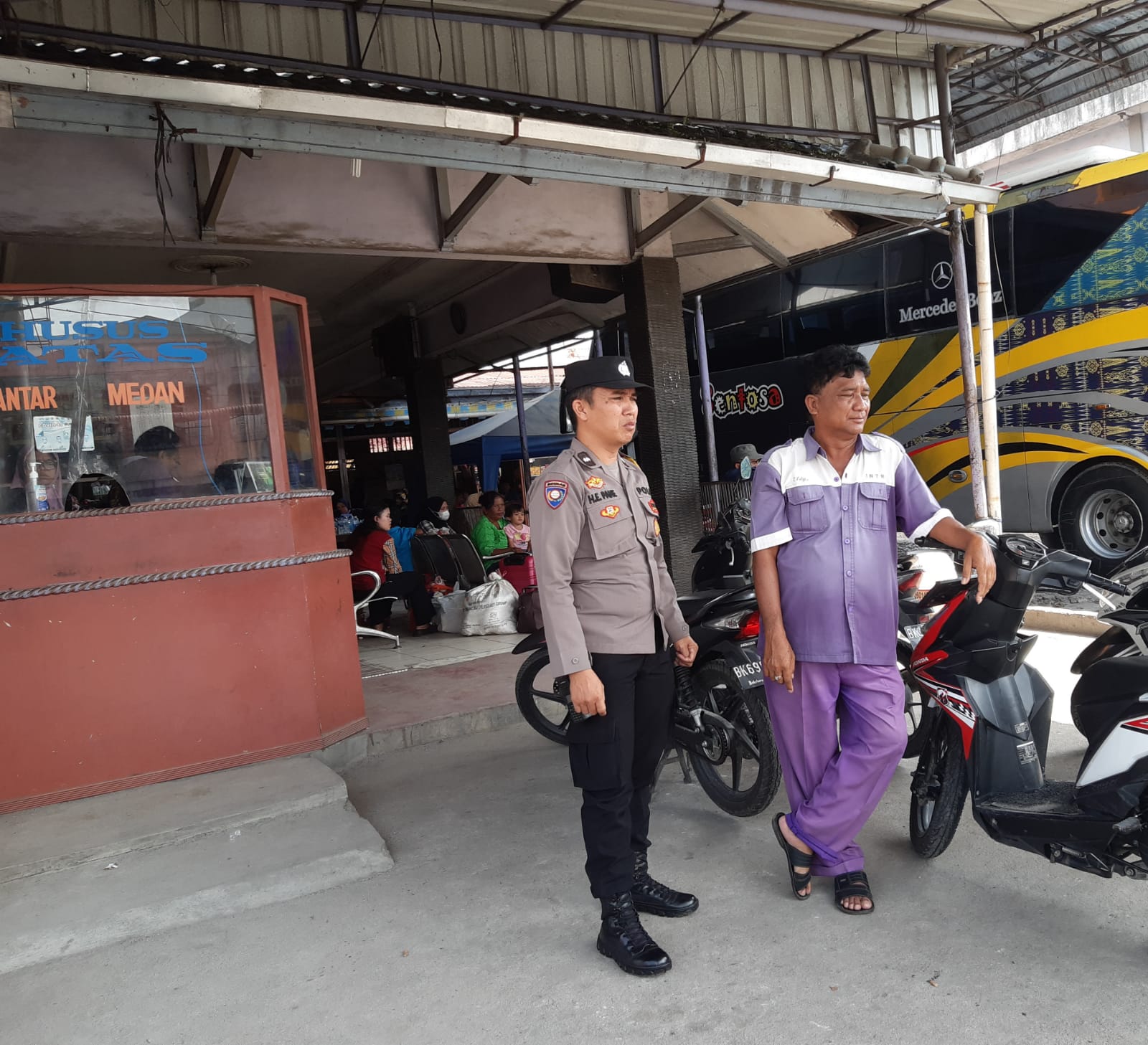 Bhabinkamtibmas Polsek Siantar Utara Sambangi Loket Bus, Sampaikan Pesan Kamtibmas Bhabinkamtibmas Polsek Siantar Utara Sambangi Loket Bus, Sampaikan Pesan Kamtibmas