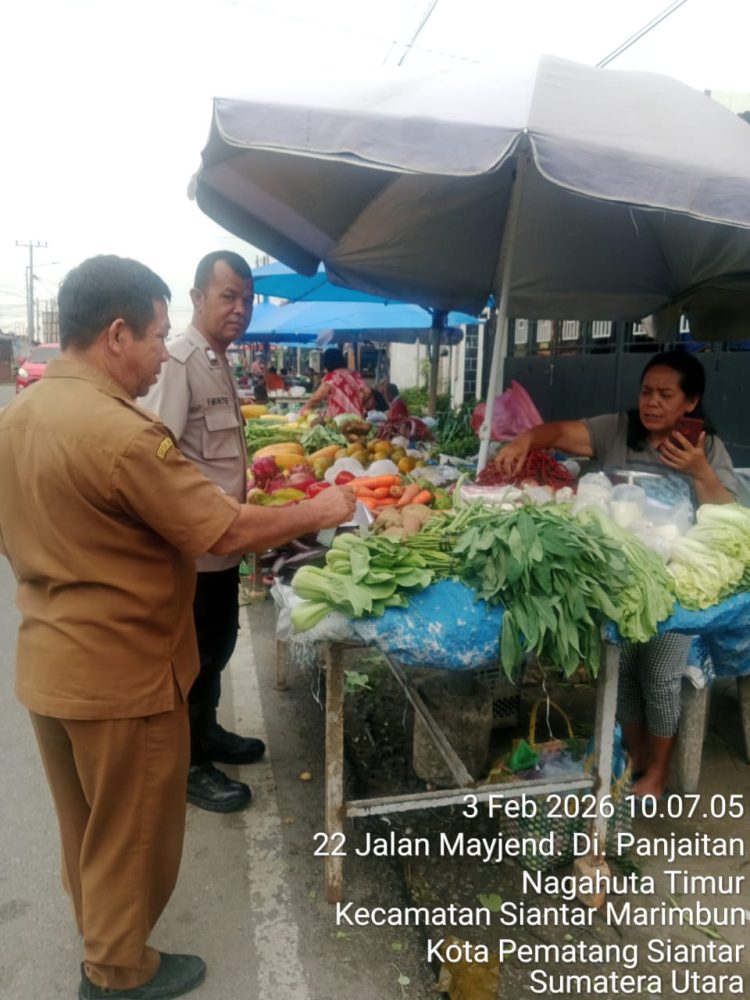 Bhabinkamtibmas Polsek Siantar Marihat Sampaikan Pesan Kamtibmas di Pasar Pagi Bhabinkamtibmas Polsek Siantar Marihat Sampaikan Pesan Kamtibmas di Pasar Pagi