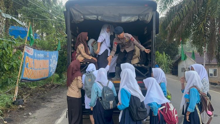 Brimob Polda Sumut Hadirkan Asa di Tengah Bencana, Antar Anak-anak Tapsel Kembali Menjemput Masa Depan Brimob Polda Sumut Hadirkan Asa di Tengah Bencana, Antar Anak-anak Tapsel Kembali Menjemput Masa Depan