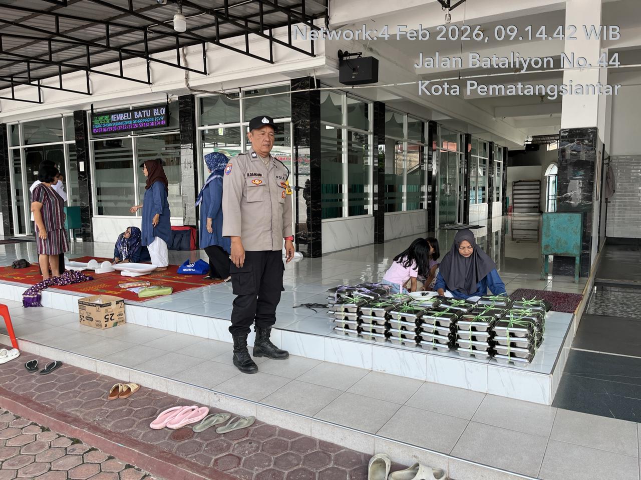 Dukung Program Pemerintahan, Bhabinkamtibmas Polsek Siantar Barat Monitoring Distribusi MBG