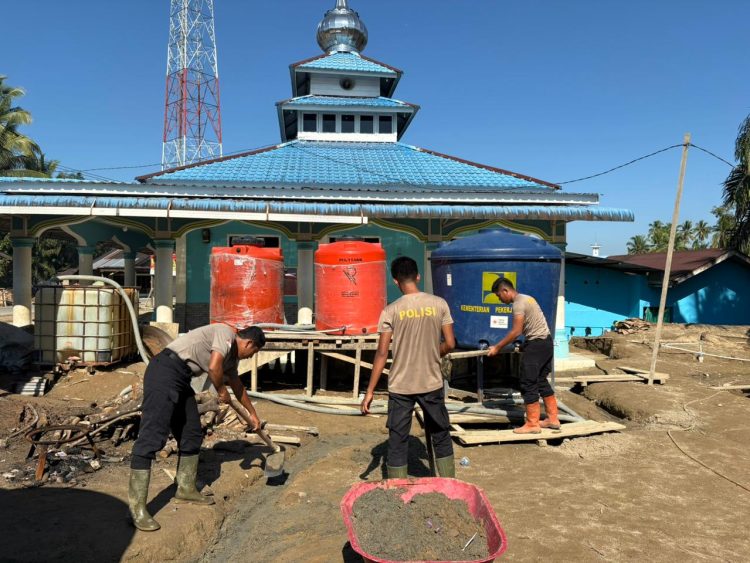 Brimob Sumut Turun Tangan Bangun Huntara dan Benahi Masjid di Desa Garoga Brimob Sumut Turun Tangan Bangun Huntara dan Benahi Masjid di Desa Garoga
