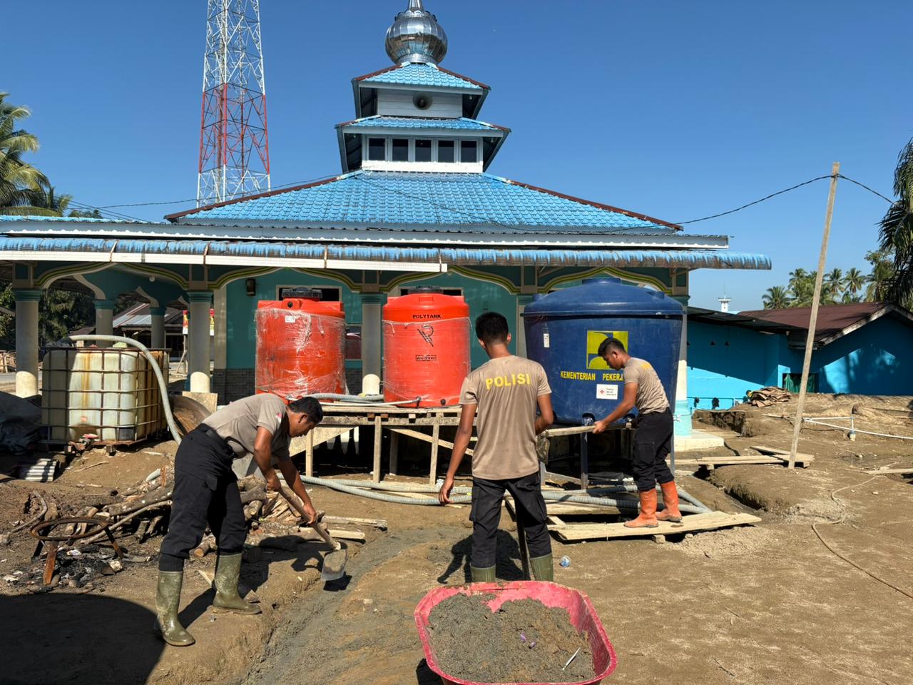 Brimob Sumut Turun Tangan Bangun Huntara dan Benahi Masjid di Desa Garoga Brimob Sumut Turun Tangan Bangun Huntara dan Benahi Masjid di Desa Garoga