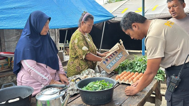 Brimob Batalyon C Hadirkan Dapur Lapangan dan Bantu Perbaikan Huntara di Batang Toru Brimob Batalyon C Hadirkan Dapur Lapangan dan Bantu Perbaikan Huntara di Batang Toru