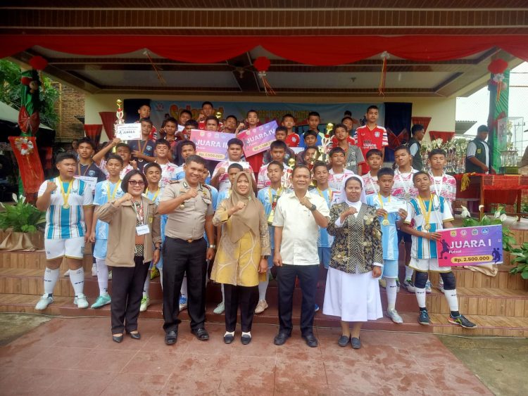 Kapolsek Siantar Marihat Hadiri Penutupan SMK BT CUP II Kapolsek Siantar Marihat Hadiri Penutupan SMK BT CUP II