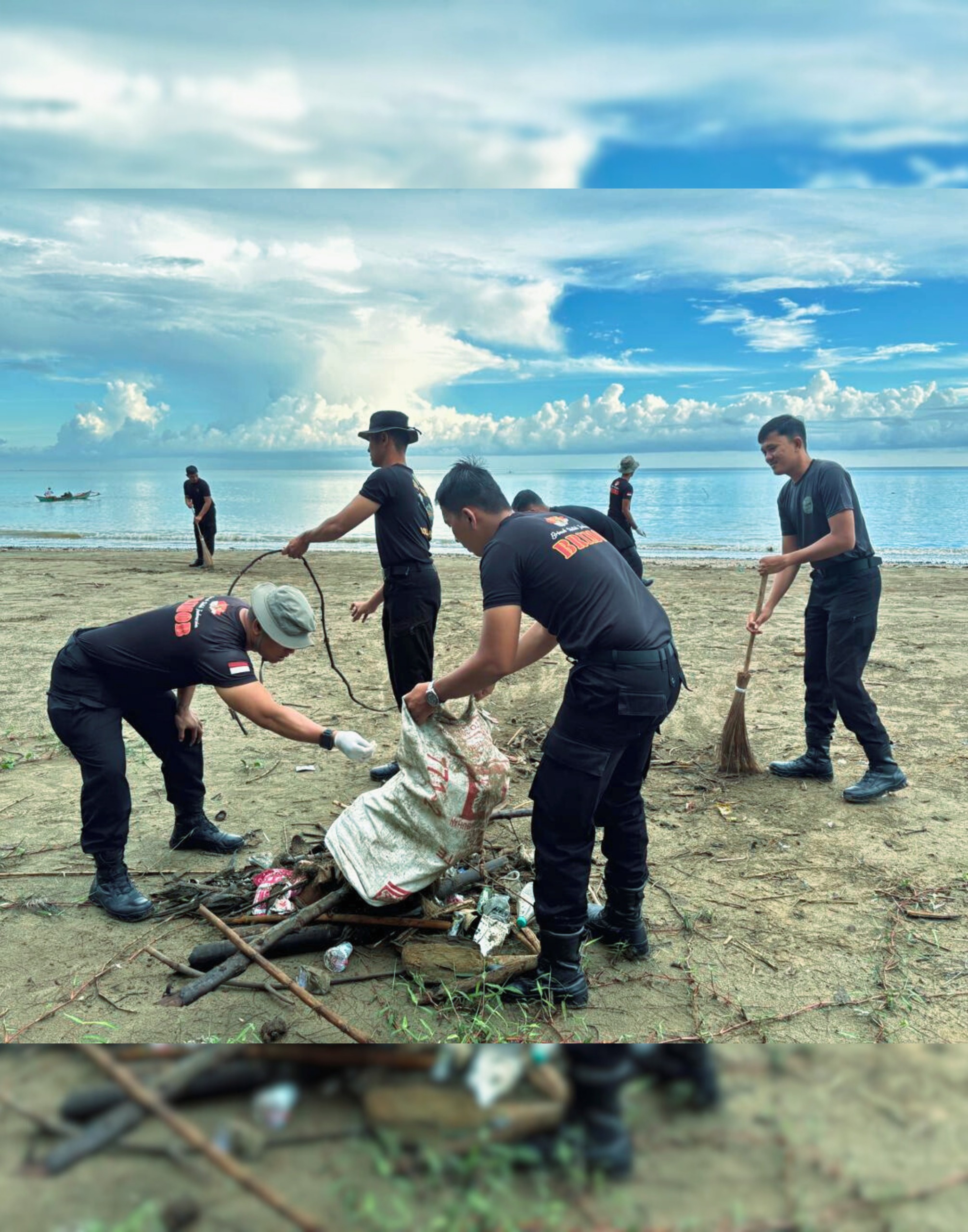 Peduli Pesisir Nias, Brimob Polda Sumut Gelar Aksi Bersih Pantai