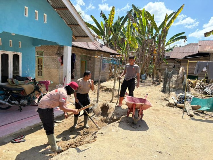Langkah Nyata Brimob Polda Sumut, Dampingi Warga Tapsel Bangkit Pascabencana Langkah Nyata Brimob Polda Sumut, Dampingi Warga Tapsel Bangkit Pascabencana