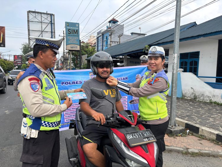 Ops Keselamatan Toba 2026, Sat Lantas Polres Pematangsiantar Bagikan Brosur dan Stiker Ops Keselamatan Toba 2026, Sat Lantas Polres Pematangsiantar Bagikan Brosur dan Stiker