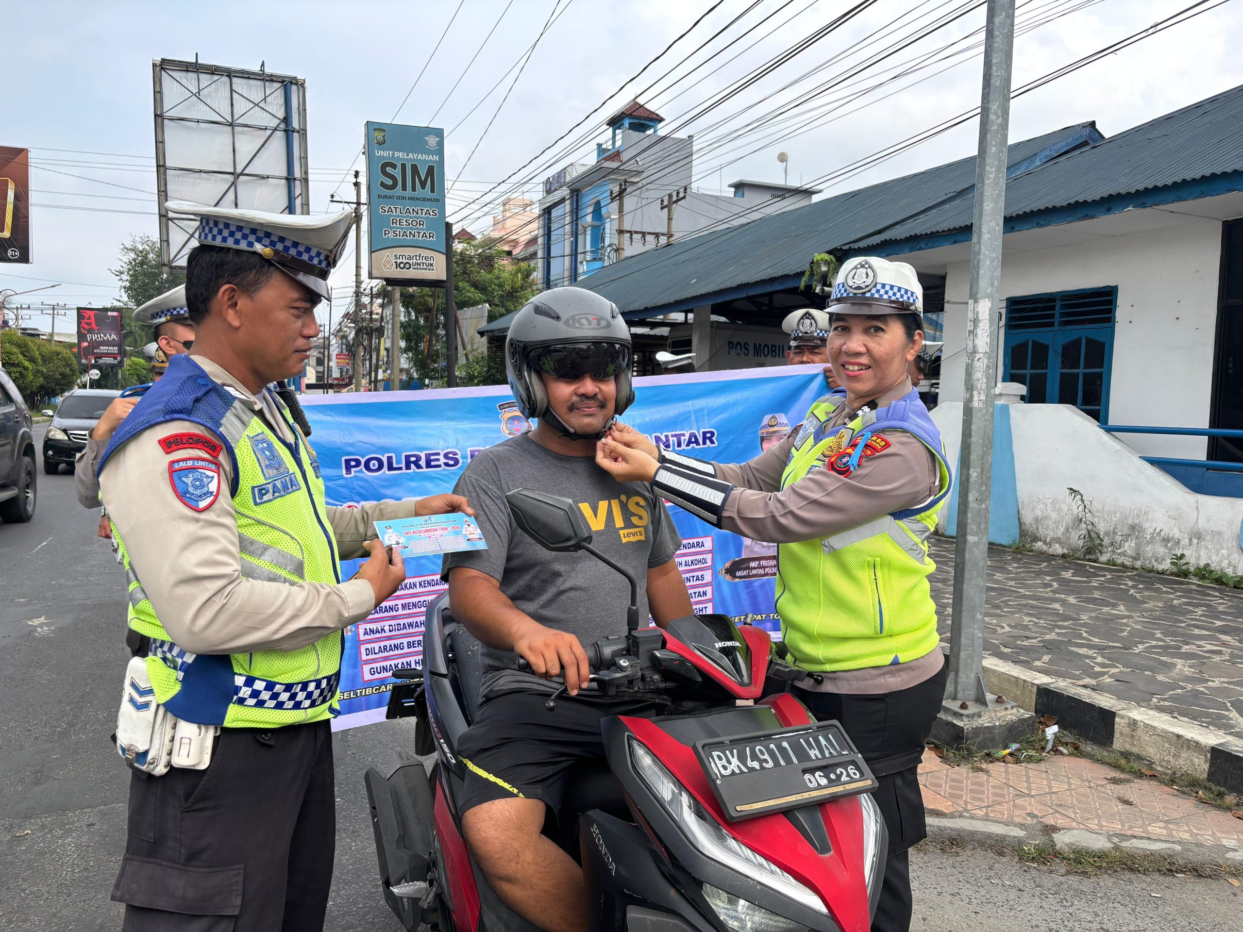 Ops Keselamatan Toba 2026, Sat Lantas Polres Pematangsiantar Bagikan Brosur dan Stiker