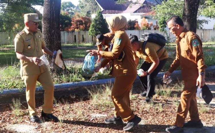 Dukung Gerakan Indonesia ASRI, Bupati Simalungun Ajak ASN Lakukan Kegiatan Bersih-bersih Lingkungan Kerja Usai Apel Pagi Dukung Gerakan Indonesia ASRI, Bupati Simalungun Ajak ASN Lakukan Kegiatan Bersih-bersih Lingkungan Kerja Usai Apel Pagi